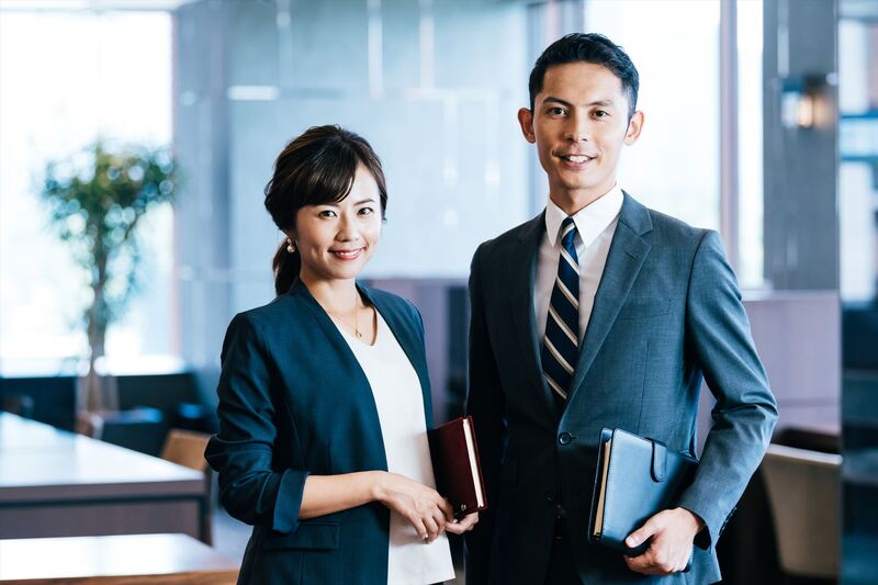 事務所で働くスタッフ