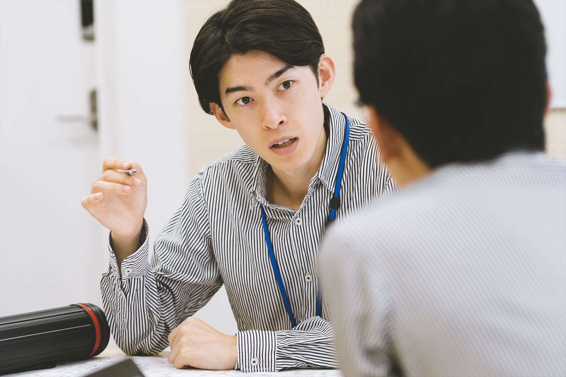 打ち合わせする設計士